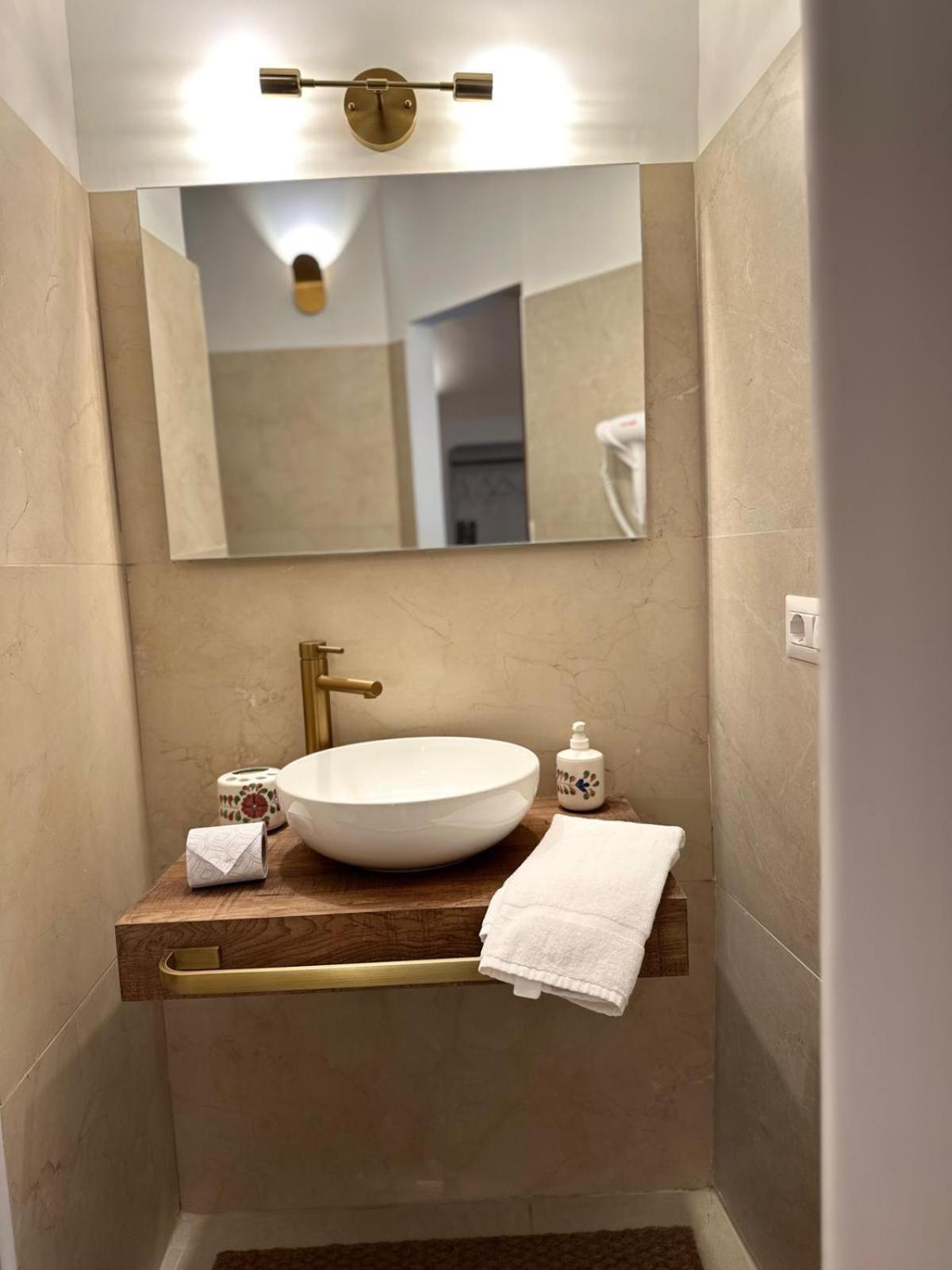 Ai 13 Gradoni Di Chiaia Bed & Breakfast Napoli Bagian luar foto
