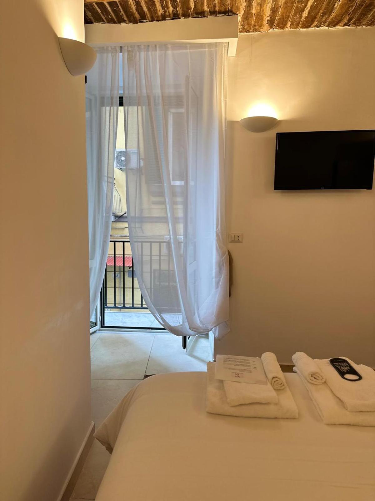 Ai 13 Gradoni Di Chiaia Bed & Breakfast Napoli Bagian luar foto